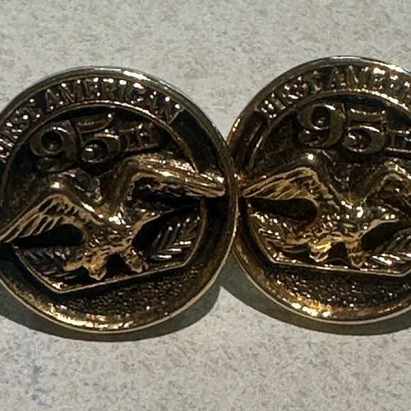 FIRST AMERICAN TITLE INSURANCE Six lapel/ hat pins. Perfect for collectors. - Picture 6 of 8